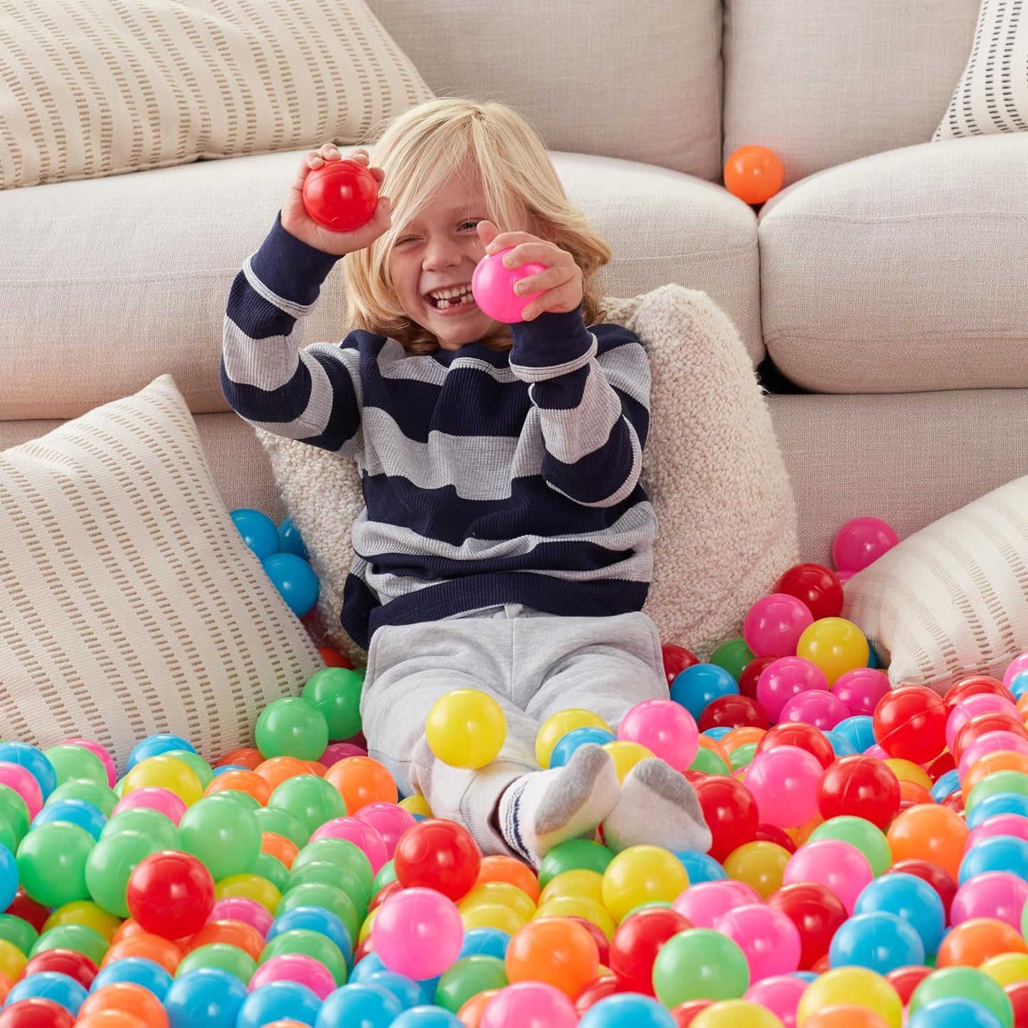 1000 crush-proof plastic pit balls in an assortment of colors, plus a mesh storage bag