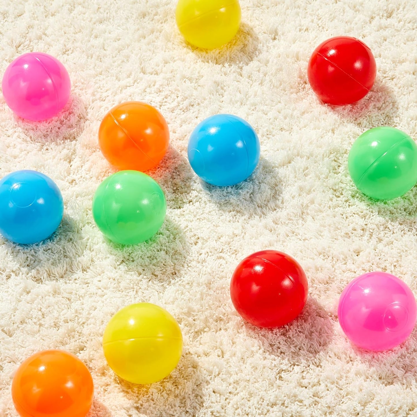 1000 crush-proof plastic pit balls in an assortment of colors, plus a mesh storage bag