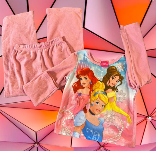 This delightful 2-piece Disney Princess pajama set is perfect for your little girl’s cozy nights