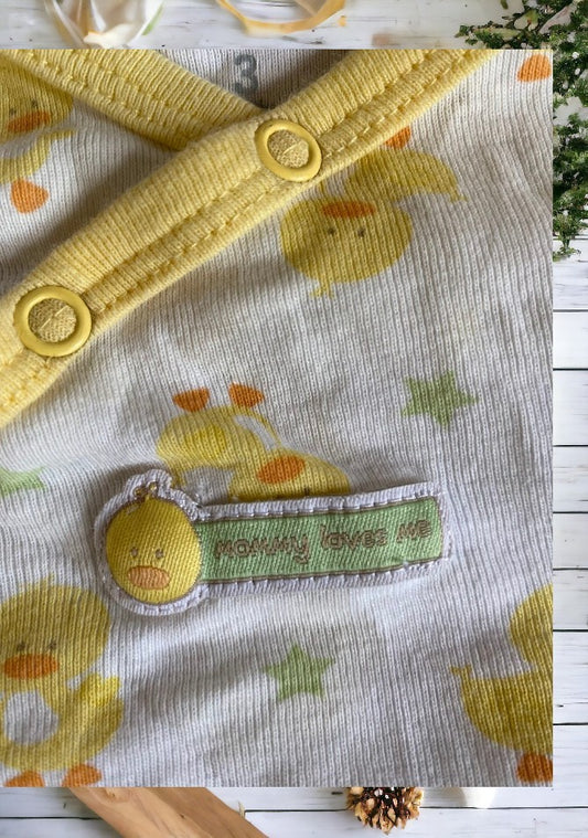 This 2-piece Carter's outfit features a charming design that says "mommy loves me"