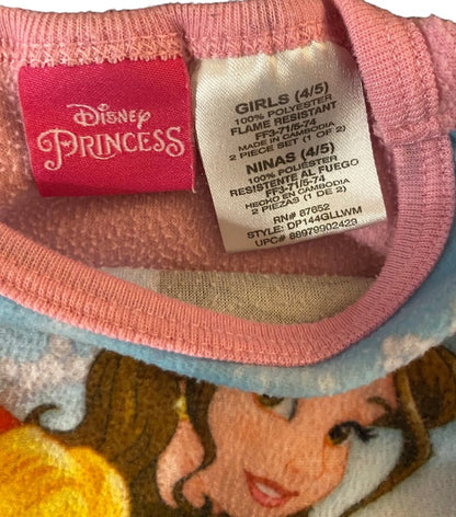 This delightful 2-piece Disney Princess pajama set is perfect for your little girl’s cozy nights