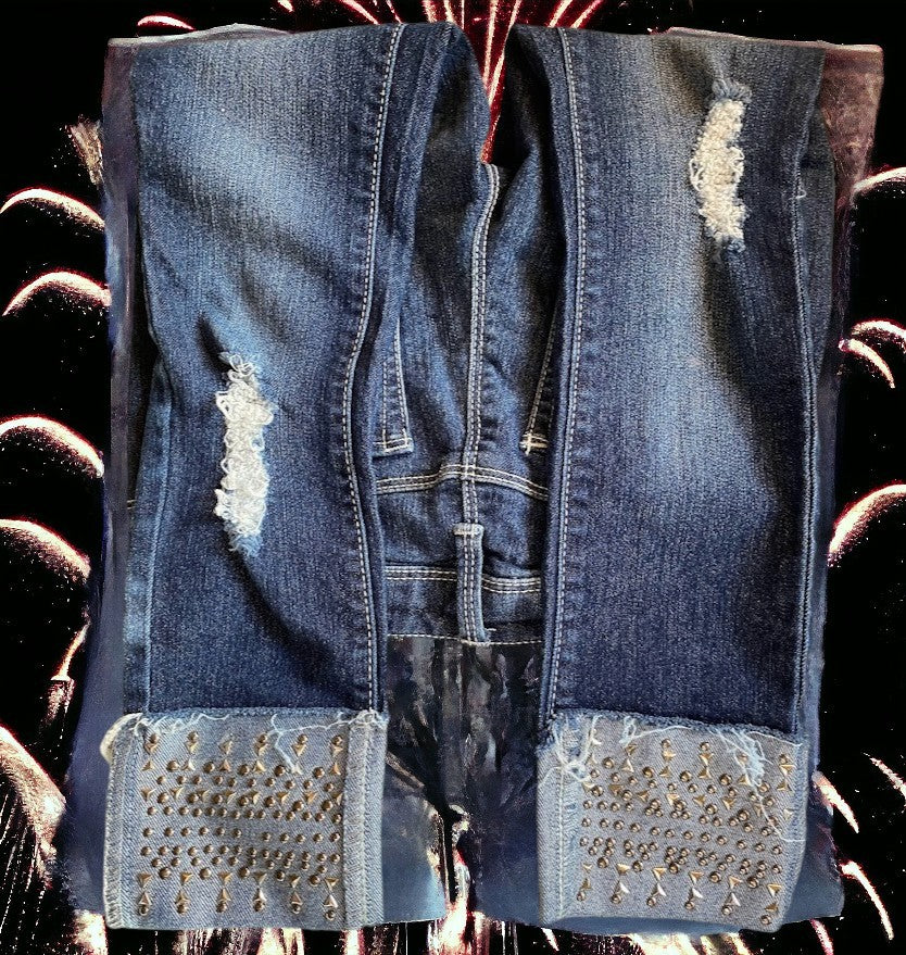 These little girl distressed stud jeans are designed with unique style