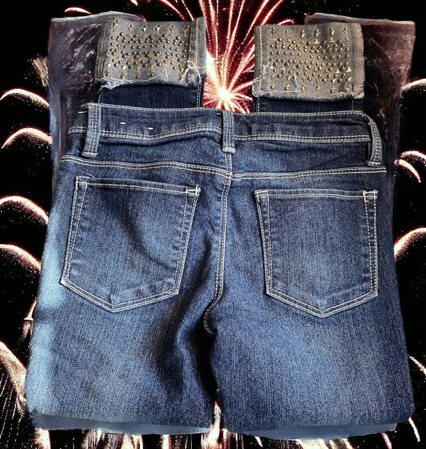 These little girl distressed stud jeans are designed with unique style