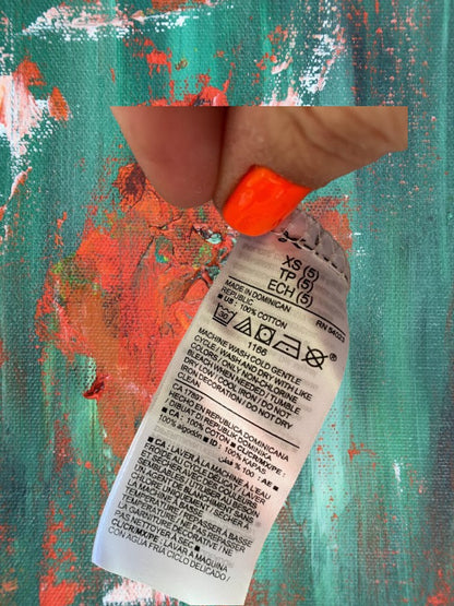 Old Navy little girl's cotton graphic tee has an eye-catching design that is both colorful and cute