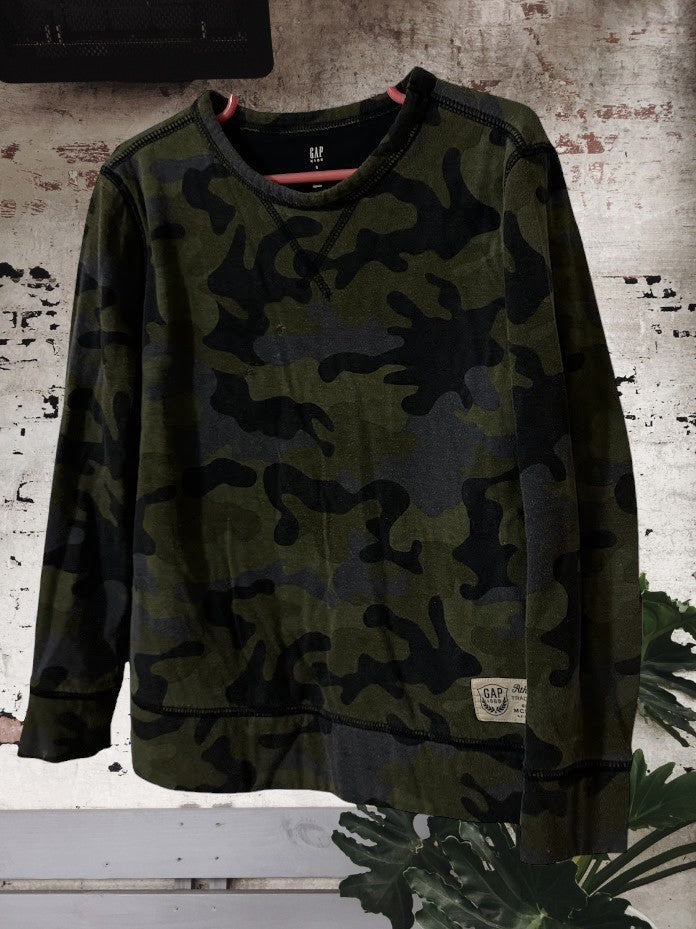 This Gap Boy's camouflage sweatshirt features a multicolor design