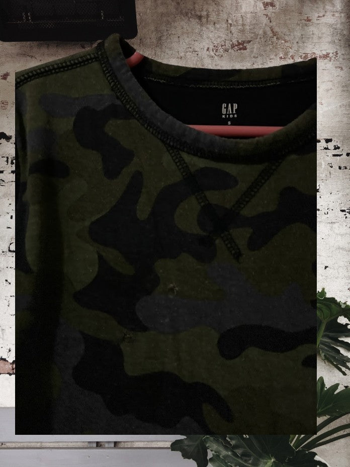 This Gap Boy's camouflage sweatshirt features a multicolor design