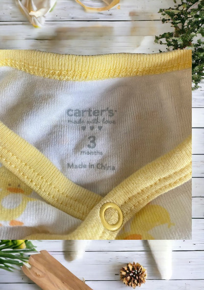 This 2-piece Carter's outfit features a charming design that says "mommy loves me"