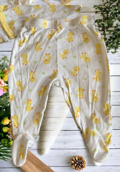 This 2-piece Carter's outfit features a charming design that says "mommy loves me"