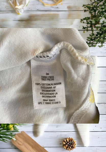 This 2-piece Carter's outfit features a charming design that says "mommy loves me"