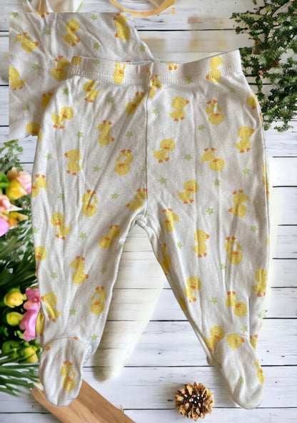 This 2-piece Carter's outfit features a charming design that says "mommy loves me"