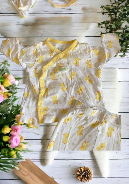 This 2-piece Carter's outfit features a charming design that says "mommy loves me"