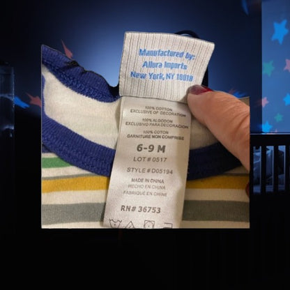 Dress up your baby in style with this high-quality Duck Duck Goose cotton onesie featuring a colorful stripe and cute giraffe appliqué design