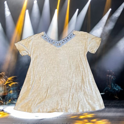 The Justice Glitter Dancer Graphic Tee is perfect for any young girl looking to add some extra sparkle to her wardrobe