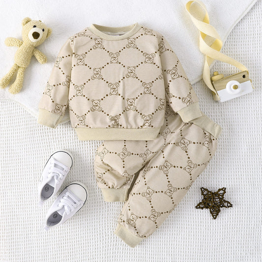 This two-piece bear print set has a simple and cute style